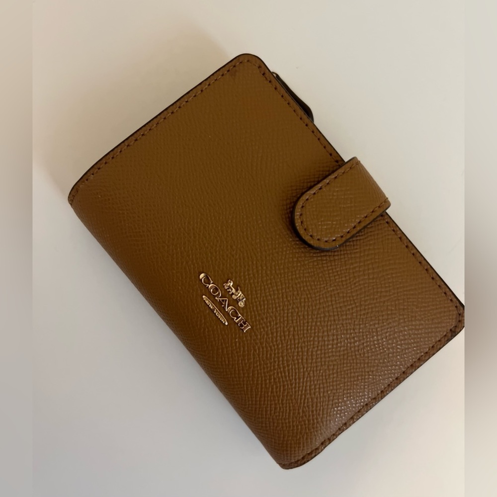 Barely used coach wallet. In great condition